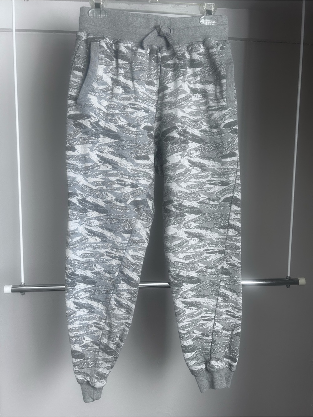 Staple Pigeon Gray Feather Print Jogger Sweatpants women’s Small Streetwear